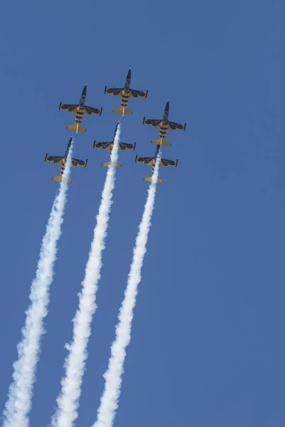 Blauwe en gele reactieve vliegtuigen vliegen in de lucht en het uitvoeren van een show — Stockfoto