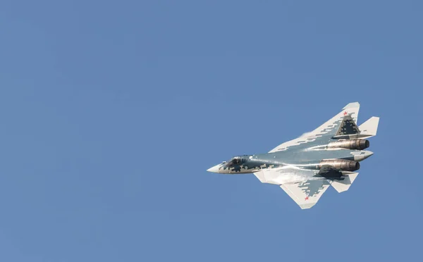 Een militaire blauwe en korte Fighter Jet vliegen in de lucht — Stockfoto