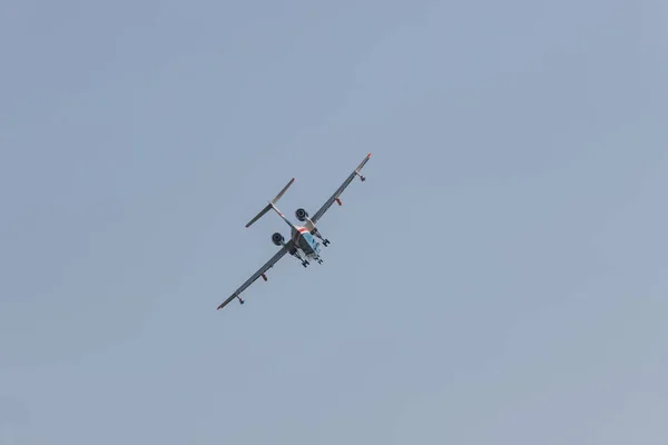 Un colorido avión de combate militar volando en el cielo — Foto de Stock