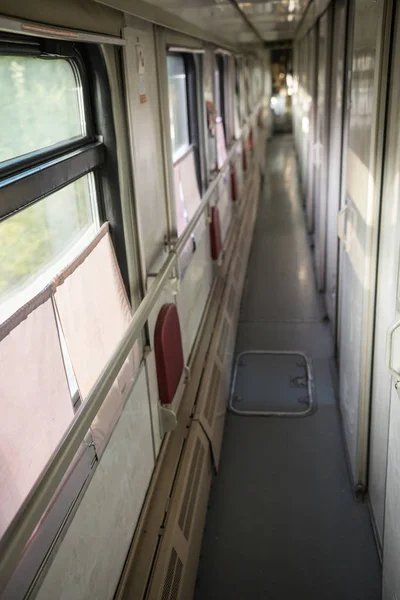 Vista interior del pasillo en el compartimento del tren — Foto de Stock