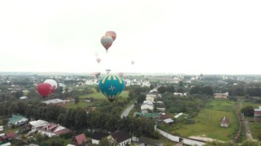 18-07-2019 Suzdal, Rusya: küçük kasabanın üzerinde farklı dev hava balonları uçuyor - balonlar üzerinde markaların farklı yazıtları