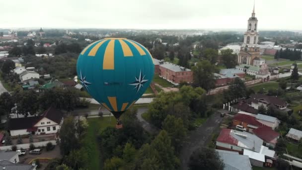 18-07-2019 Suzdal, Rosja: różne ogromne balony powietrzne lecą nad wioską-różne napisy marek napisane na balonach — Wideo stockowe