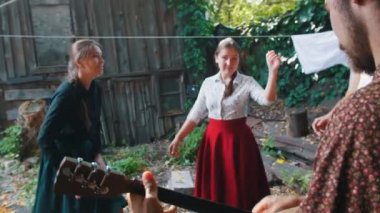 Genç kadınlar dans ve köyde eğlenmek - balalaika müzik dinlerken