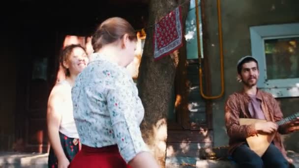 Drei Frauen tanzen zur Musik - ein Mann spielt Balalaika — Stockvideo