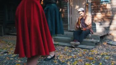 Renkli etekler müzik dans ve eğlenmek kadınlar - balalaika oynayan bir adam - ayak