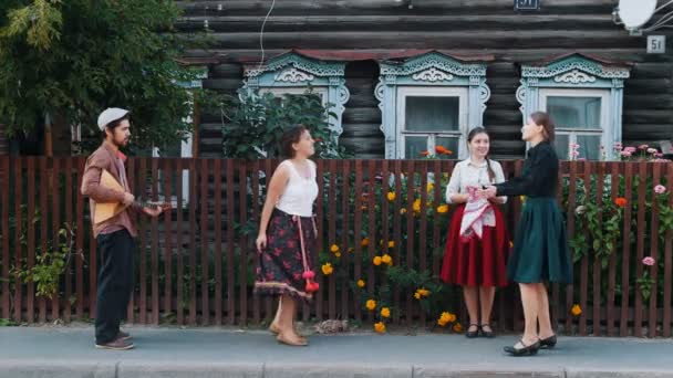 Mujeres jóvenes bailando en la calle en el pueblo por la música — Vídeos de Stock
