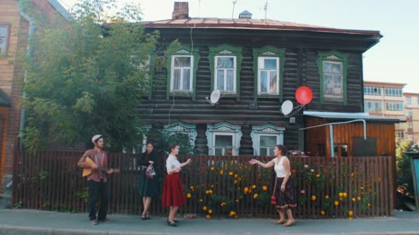 Jonge vrouwen in kleurrijke kleren dansen folk dansen op straat in het dorp door de muziek — Stockvideo