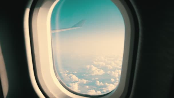 Seyahat konsepti - uçak porthole mavi gökyüzü ve bulutlar görünümü — Stok video