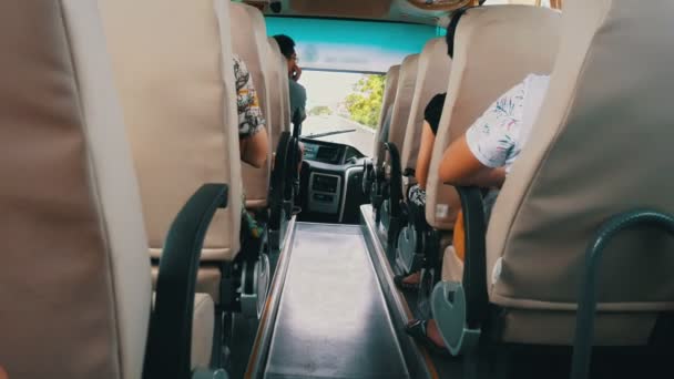 Menschen sitzen im Touristenbus und fahren — Stockvideo