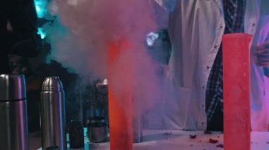 Bir bilim adamı şişelere termostan sıvı nitrojen döker.