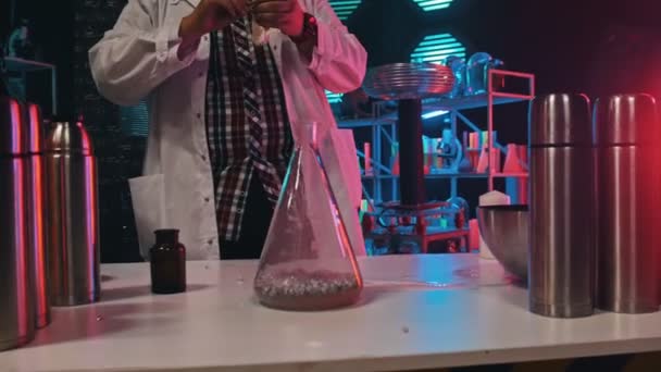 Lo scienziato gonfia un palloncino usando una reazione chimica — Video Stock