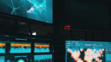 Fütüristik işyeri - birkaç klavye ve monitör