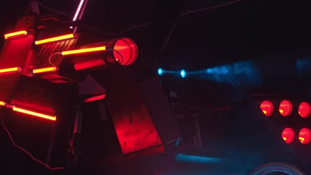 Большая военная машина будущего в ярких лазерных лучах — стоковое видео
