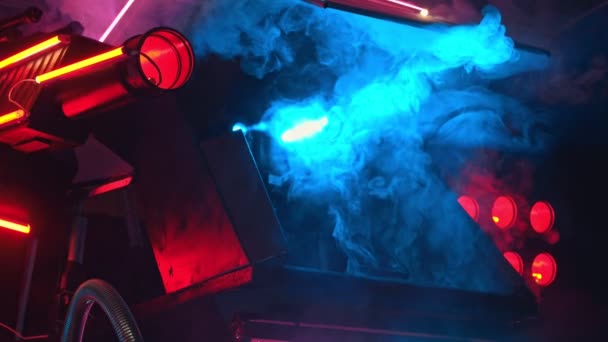 Duman ve neon ışıklarla kaplı büyük bir teknolojik askeri makine — Stok video