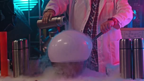 Bilim adamı balon üzerine sıvı nitrojen döker - inanılmaz kimyasal reaksiyonlar göstermek — Stok video
