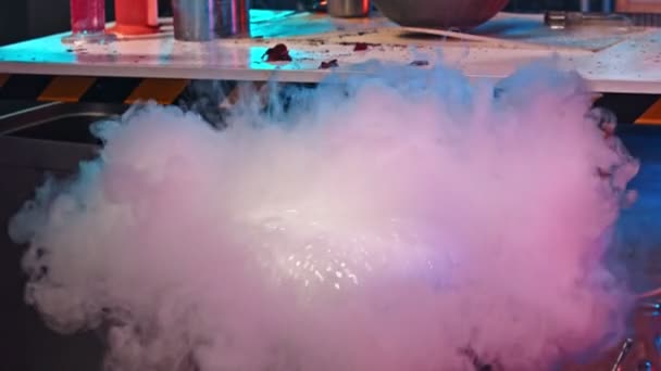 Scientist pours the liquid nitrogen in the bowl and it causes bubbles - show of amazing chemical reactions — Stock Video