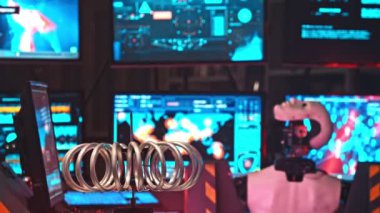 Rusya, Kazan 10-09-2019: Secret Alien Research Lab - A Robot Thouse Duvarlarda Çalışmayı Kontrol Ediyor - ön planda elektrik akımı üretim makinesi - teknoloji fuarı