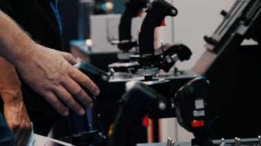 Uçak sergisinde pilotlarla çalışan insanlar bir uçağın kolu