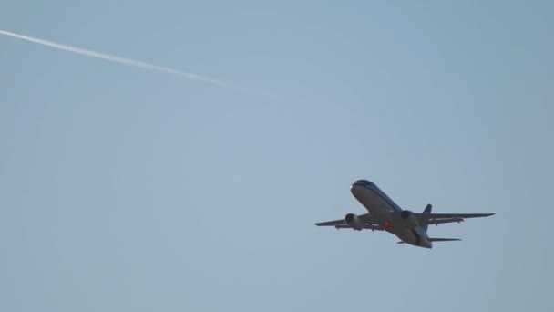 Ein großes Passagierflugzeug fliegt am Himmel davon — Stockvideo