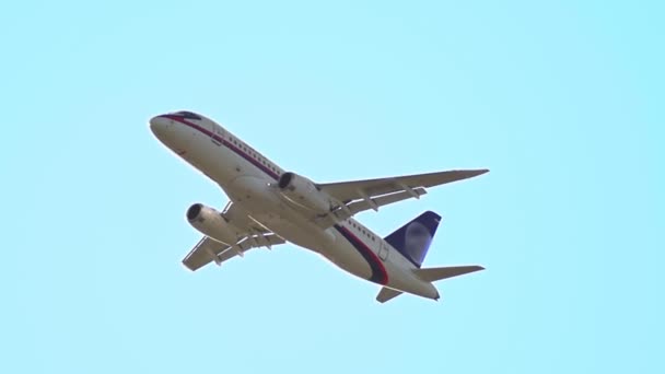 Velké osobní letadlo plující blíže ke slunci — Stock video
