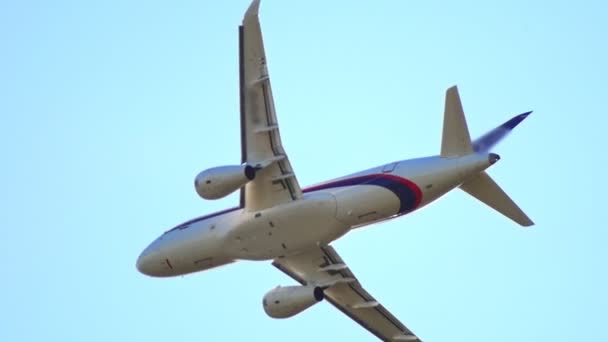 Un gran avión de pasajeros volando en el cielo — Vídeos de Stock