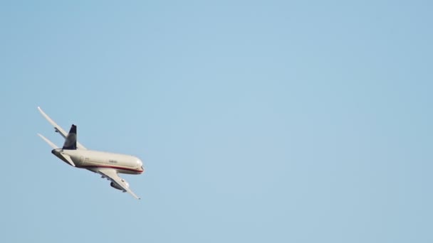 Большой пассажирский самолет, летящий в ясном небе — стоковое видео