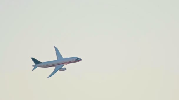 Ein großes Passagierflugzeug fliegt in den hellen Himmel — Stockvideo