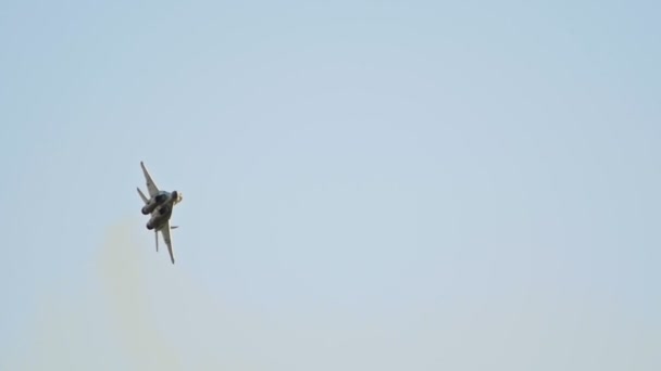 Um avião reativo militar verde voando no céu e realizando um show — Vídeo de Stock