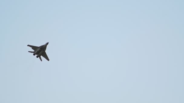 Um avião reativo militar verde voando no céu limpo e realizando um show — Vídeo de Stock