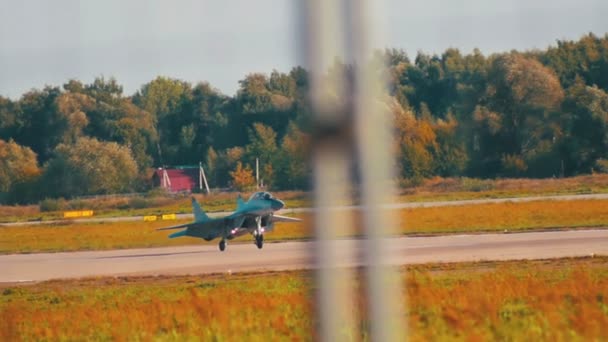 Реактивный истребитель взлетает на взлетно-посадочную полосу — стоковое видео