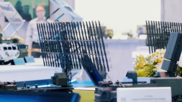Местные спутники и антенны в лаборатории - рекреация территории — стоковое видео