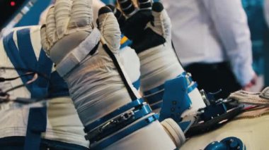 Uçak teknolojisi fuarında beyaz eski uzay giysisi