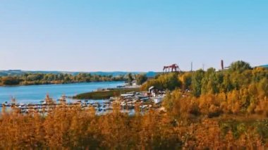 Nehir limanı ve doğa rezervbir manzara