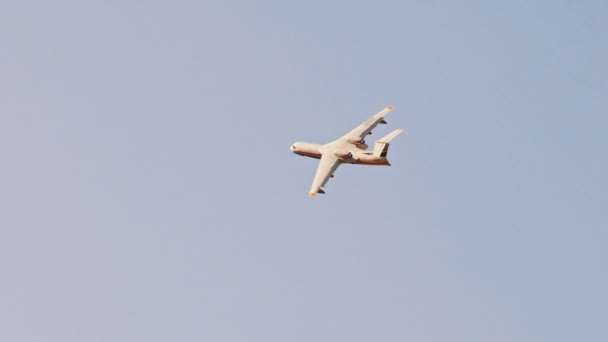 Un viejo avión de pasajeros volando en el cielo — Vídeos de Stock