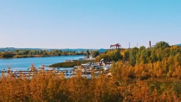 Uma paisagem do porto de rio e reserva natural — Vídeo de Stock