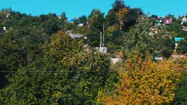 Un paisaje de un pequeño pueblo - disparando desde el tren — Vídeos de Stock