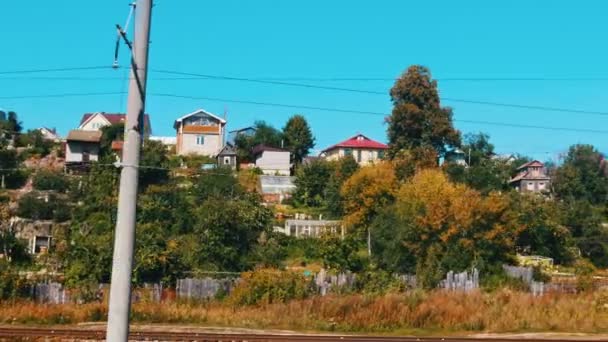 Ett landskap av en by-skytte från tåget — Stockvideo