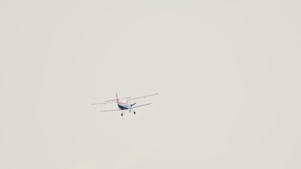 Un avión de hélice frontal volando en el cielo — Vídeo de stock