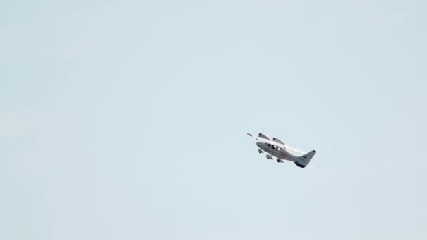 Ein Flugzeug mit zwei vorderen Propellern fliegt in den klaren Himmel — Stockvideo