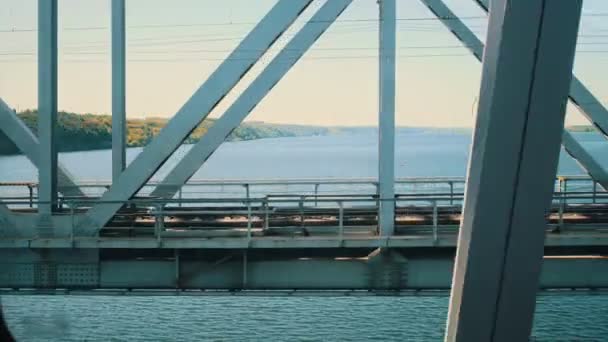 Eine Landschaft der Fahrt auf der Brücke - blauer Fluss — Stockvideo