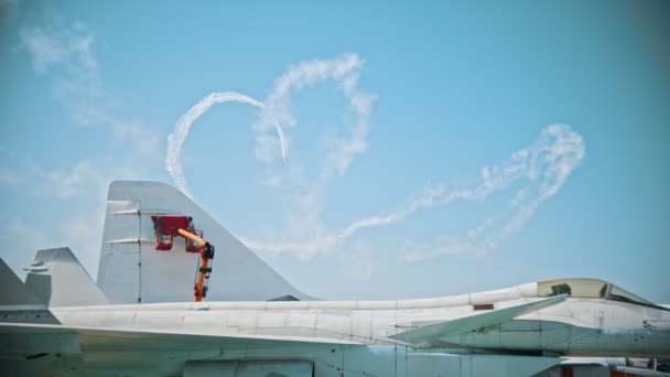 Aviones reactivos volando en el cielo y realizando el espectáculo dejando líneas de humo - personas pintando un avión en primer plano — Vídeos de Stock
