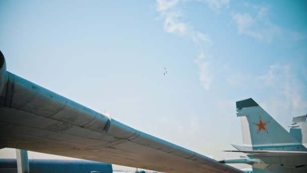 Aviões reativos voando no céu e realizando o show com linhas de fumaça deixando - exposição de aeronaves — Vídeo de Stock