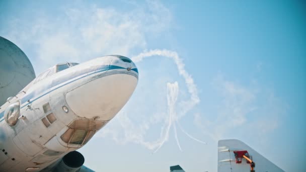 Reaktive Flugzeuge fliegen in den Himmel und führen die Show - auseinander fliegend - ein vorderer Teil eines Flugzeugs im Vordergrund auf — Stockvideo