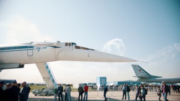 29 августа 2019 г. Москва, Россия: выставка самолетов на открытом воздухе - люди, идущие и смотрящие на самолеты — стоковое видео