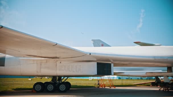 Dos aviones reactivos volando en el cielo y realizando el espectáculo - dejando marcas de humo - Un avión en primer plano — Vídeos de Stock