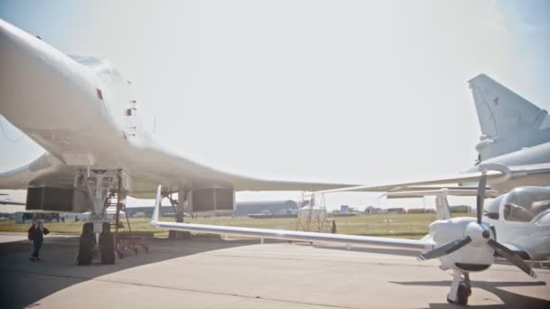 Una exposición de aviones al aire libre - luz solar brillante — Vídeo de stock
