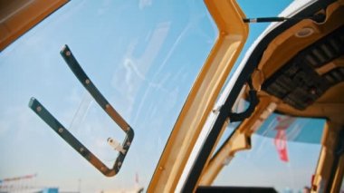 Helikopter pilot kabininde gösterge panelinin iç görünümü