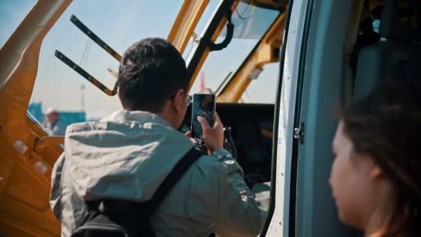 Une exposition d'aéronefs en plein air - un homme prenant une photo de la cabine d'un aéronef — Video