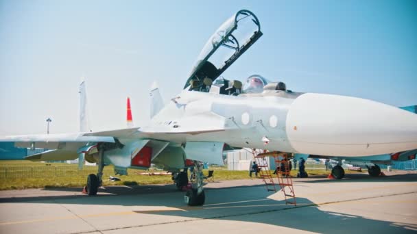 Un avión de combate reactivo con cabina abierta transparente — Vídeo de stock