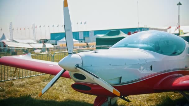 白色和红色的小飞机，前阀 - 户外飞机博览会 - 夏季 — 图库视频影像